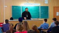 Епископ Филипп провел урок  для учеников 10-ых классов школы №2  г. Карасука (видео)
