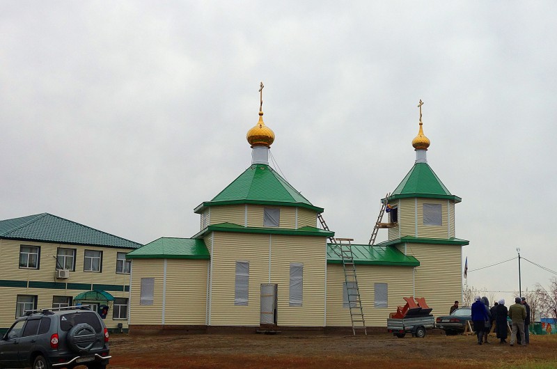 Епископ Филипп освятил купола и кресты на храме  св. мч. Иоанна Воина в селе Ивановке Баганского района (видео)