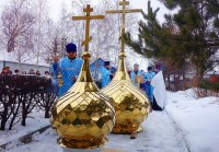 Епископ Филипп освятил купола и кресты  на  храм  прп. Сергия Радонежского в Краснозерке (видео)