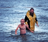 Крещение детей в озере в детском лагере «Лесная Поляна» Карасукского района (видео)