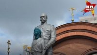 Новосибирец набросился с топором на памятник Николаю II и цесаревичу Алексею