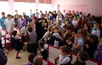 Дети из Ордынской школы поздравили епископа Филиппа с Пасхой