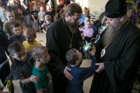 Два епископа у детей-инвалидов на празднике Рождества Христова