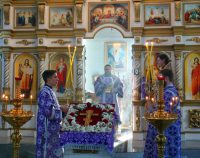 Архиерейская Литургия в Троицком соборе р. п. Ордынское в Неделю Крестопоклонную (видео)