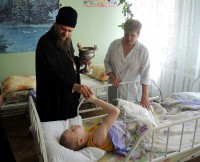 Два епископа поздравили 500 детей-сирот с праздником Пасхи в Ояшинском детском доме инвалидов