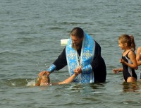 Архиерейское крещение детей в Благодатном озере (видео)