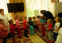 Встреча епископа Филиппа с детьми перед операцией  (видео)